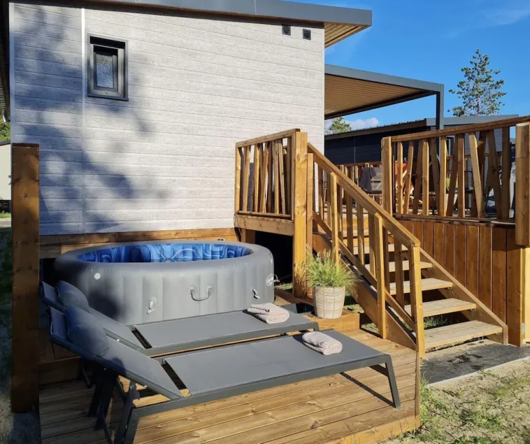 5-person cottage with jacuzzi and pool 300m from the beach - Image 1