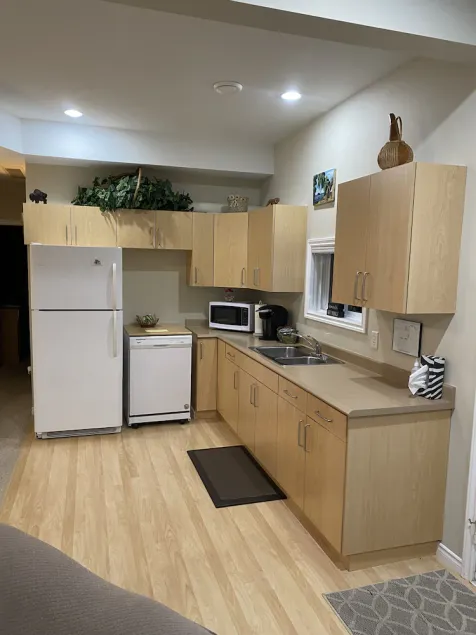 Knox Mountain Hillside suite nestled between mountains, 5 min from Okanagan Lake - Image 1