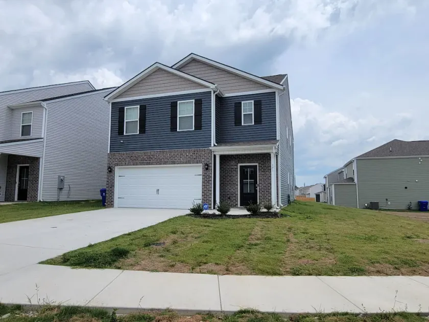 Beautiful new home with lake view near hiking trails - Image 1