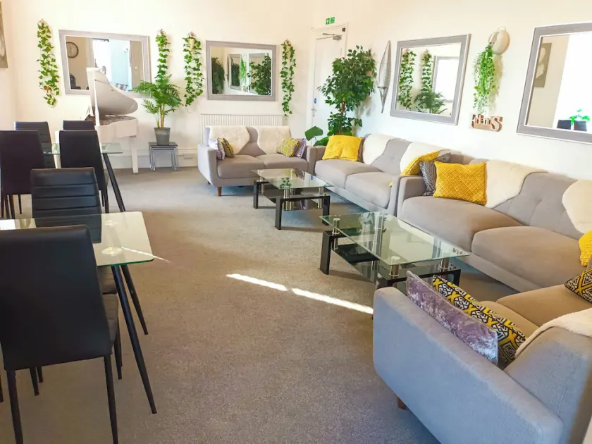 Riviera Retreat 10 bed 10 bath Torquay, games room, beach 750m, sleeps 20-24 - Image 1