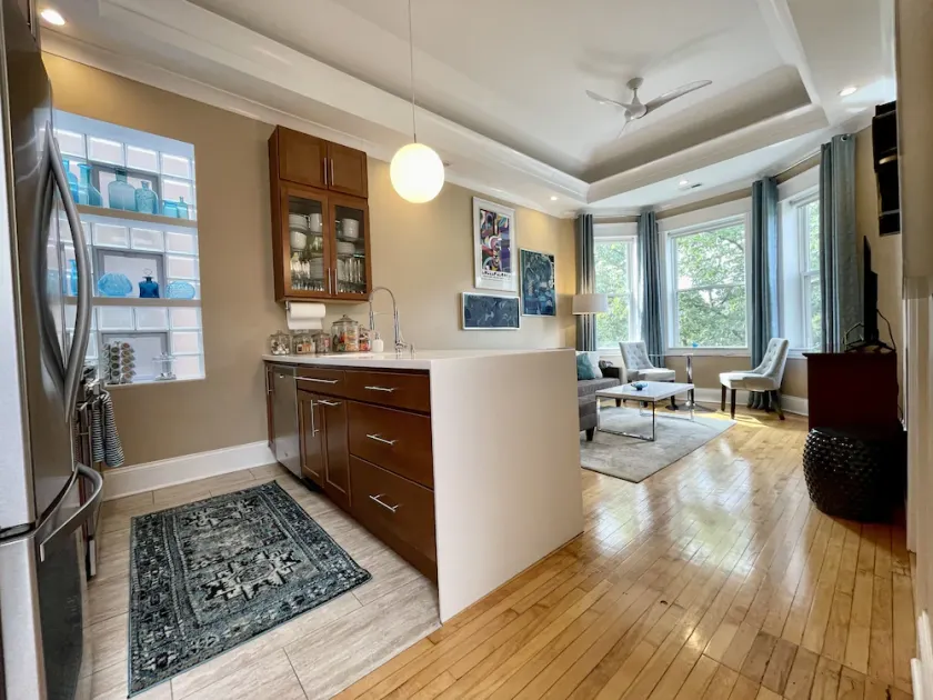 3F Vintage Graystone in Little Italy near loop UIC United Ct & McCormick Place  - Image 1