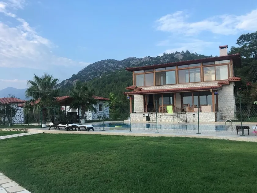 Hilltop private Villa with garden, pool & seaview - Image 1