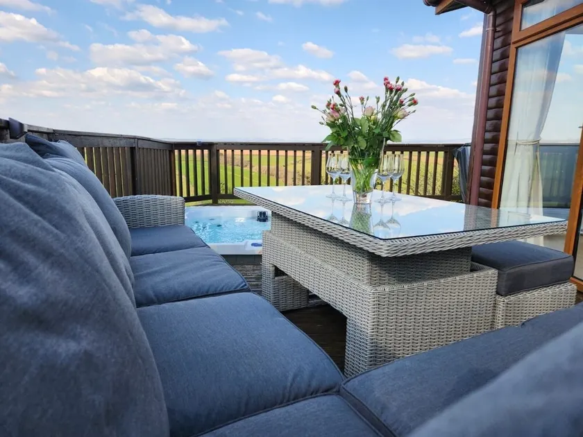 3 bedroom, 2 bathroom  Seaside Lodge, Hot Tub, Views. Whitsand Beach, Pool, Wifi - Image 1