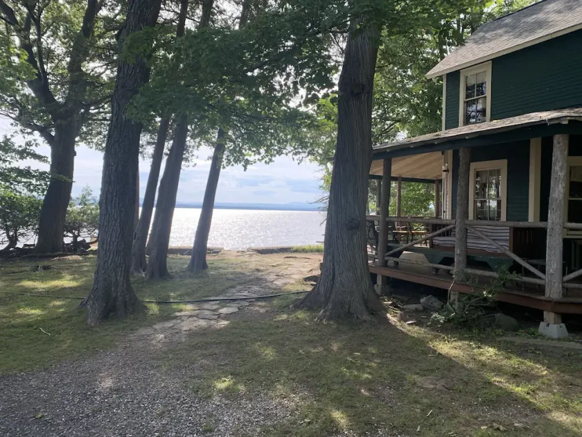 Afsondret Lake Champlain Hjemme på 1200 'af Frontage - Image 1