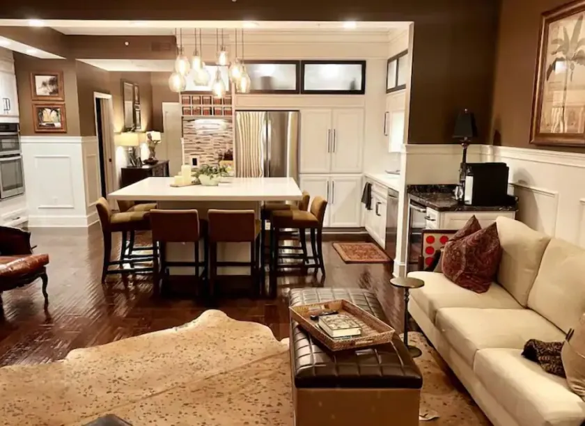 Enjoy a Poolside Luxury Condo and dock, & only a 3 min walk to Vanderbilt Beach. - Image 1