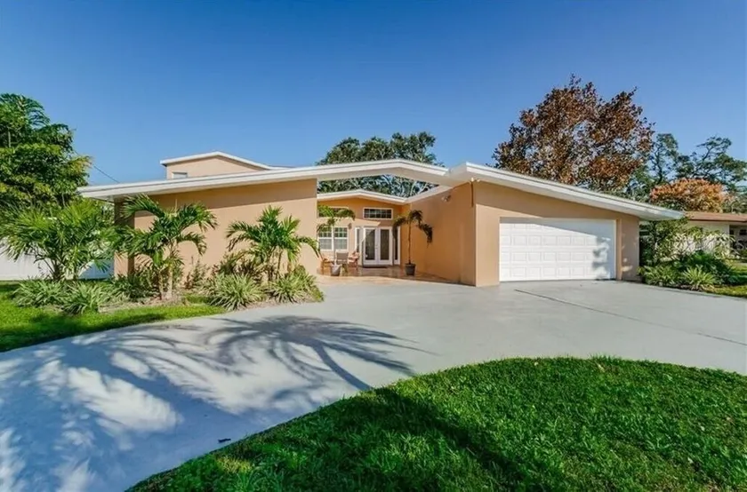 Luxury Spacious 6 bedrooms Private Pool Spa 2 miles to Beach W/Heated huge pool - Image 1