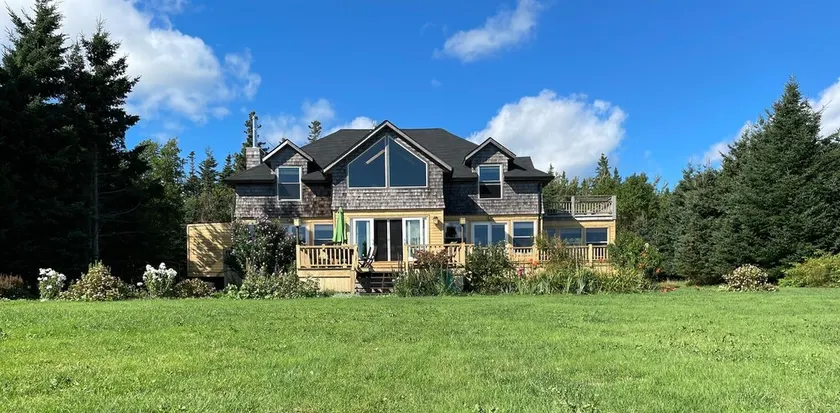 Oceanfront family vacation home on peaceful Howe Bay - Image 1