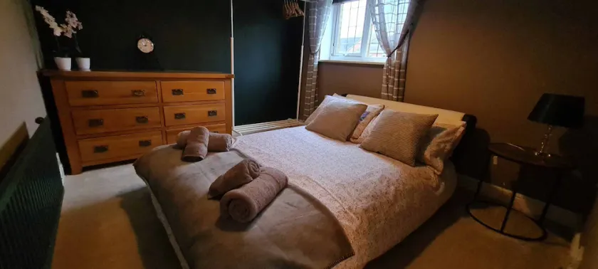 AMAZING 5 BEDROOM HOUSE FOR 9 - Image 1