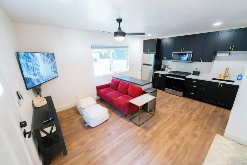 Modern Downtown Guest House w/ Private Entrance - Image 1