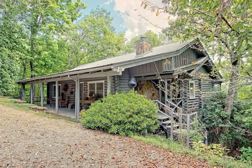 Chalet en bois rond avec poêle à bois, bain à remous et grill près du lac Chatuge - Image 1