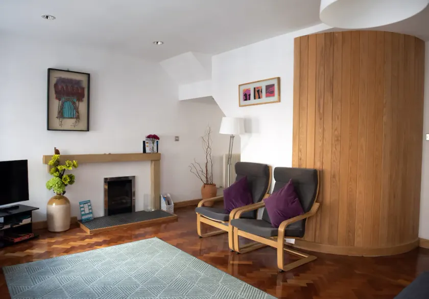 A beautiful property steeped in history on Edinburgh's Royal Mile. Sleeps 5. - Image 1