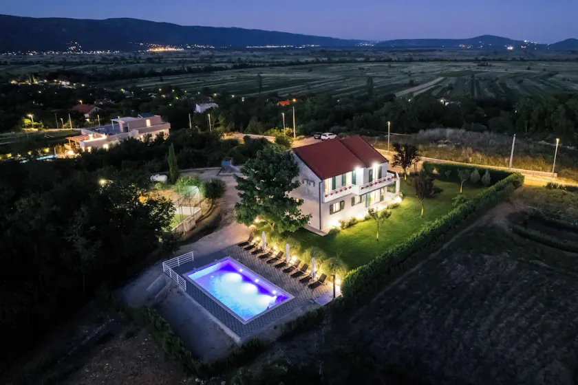Rummelig villa med pool-opdelingsland - Image 1