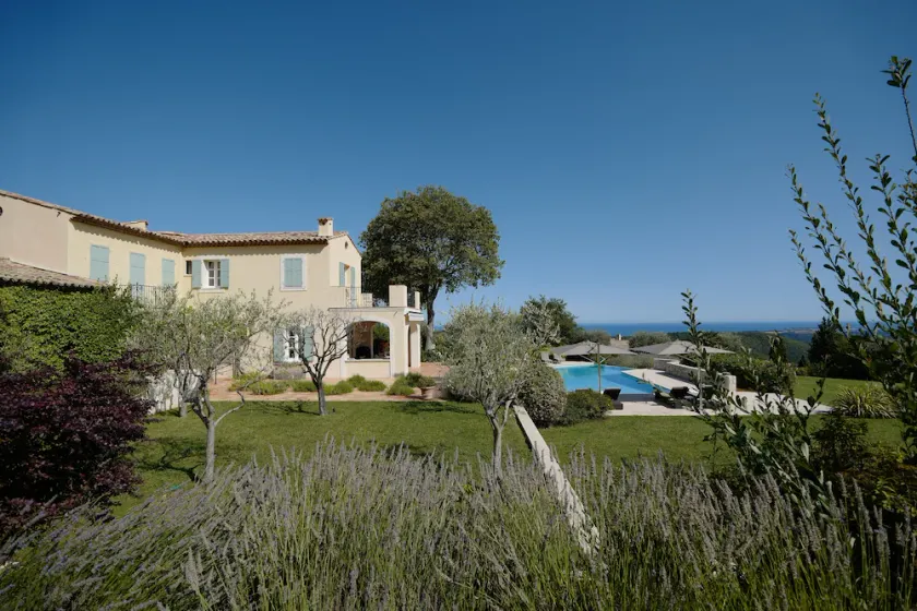 Distinguished south-facing Côte d'Azur architecture with prominent sea views - Image 1