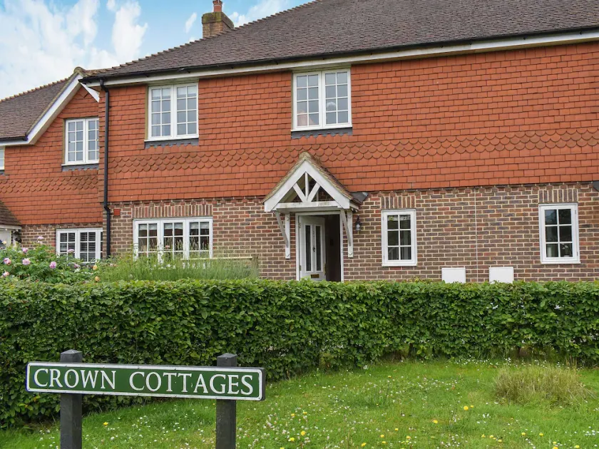 3 bedroom accommodation in Horsted Keynes - Image 1