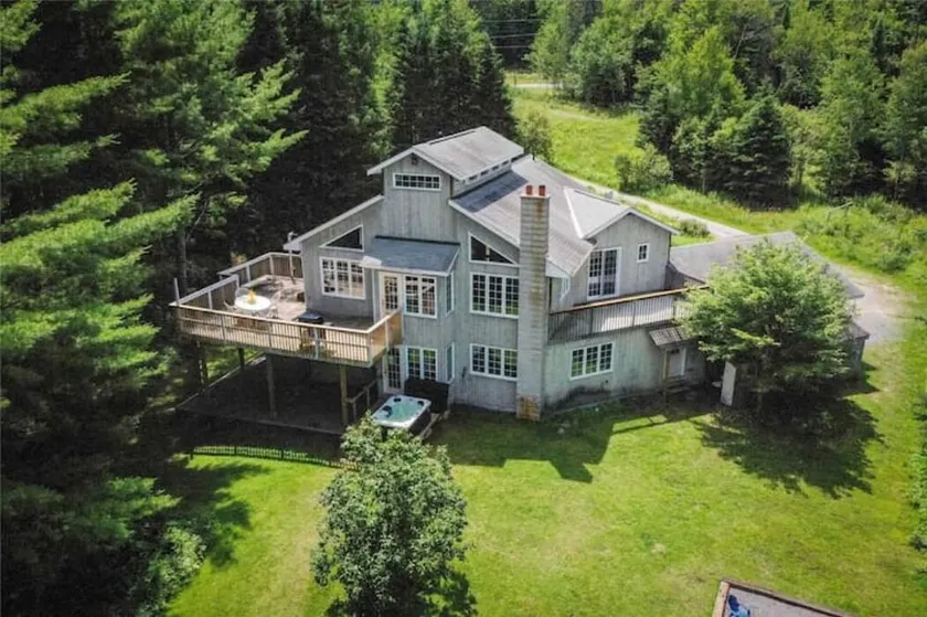 Beautiful 4 Season Muskoka river waterfront cottage with a Hot tub! - Image 1