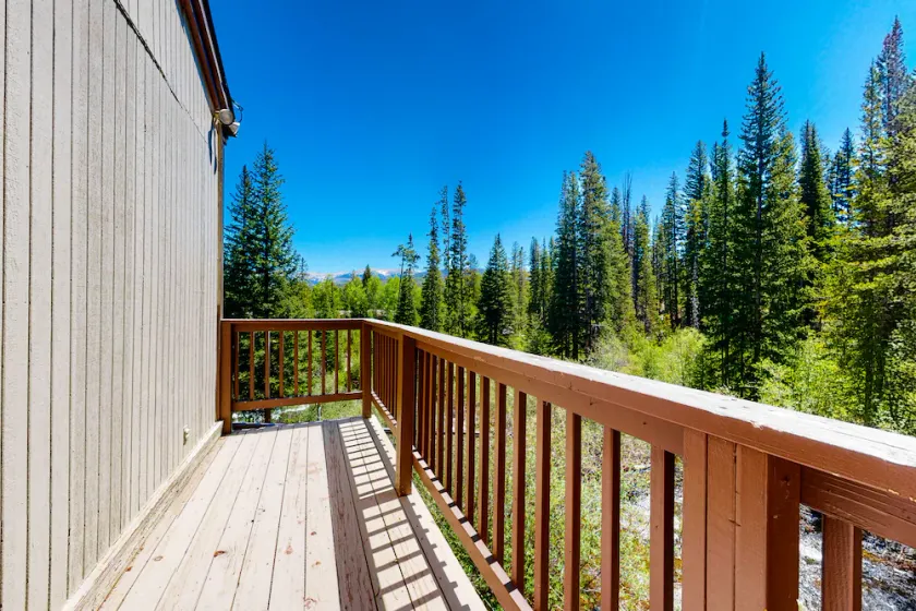 Fantastic mountain condo near the slopes with creek views - Image 1