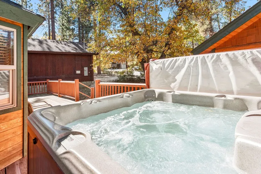 Papa Bear's Hideout - Walk to Slopes, Hot Tub, Game Room, Barbecue - Image 1