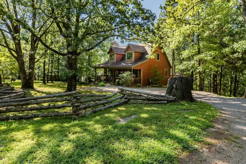 Woodsong Cottage - Charmant cottage isolé 2BR près de Branson sur une table de baby-foot de 40 acres avec bain à remous - Image 1