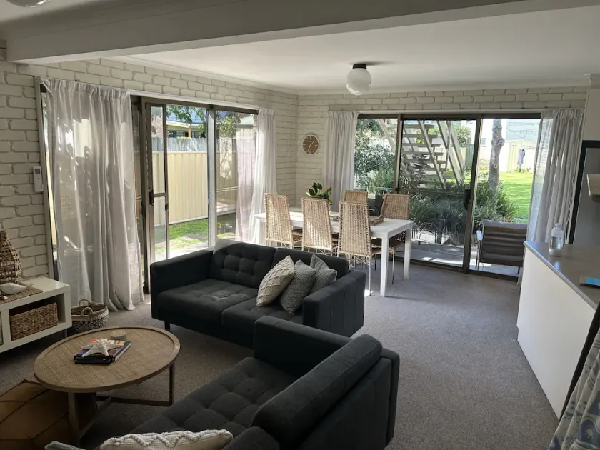 location location 5min walk to beach, lake, restaurants and shops - Image 1