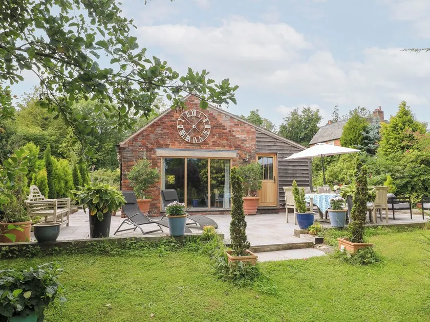 LADYCROFT BARN, family friendly, with a garden in Ashbourne - Image 1