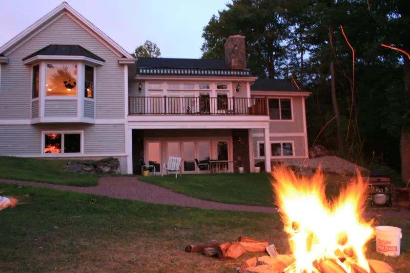 Dreamy Nest: Spacious house on Lake George - perfect for both rest & adventure! - Image 1