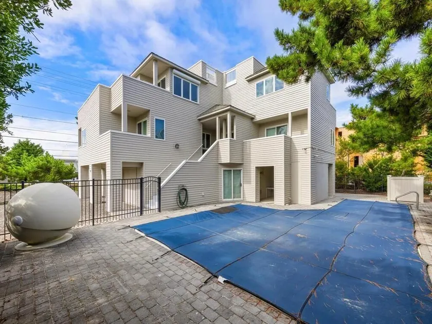 6 BEDROOMS ON PRIVATE LANE! - Image 1