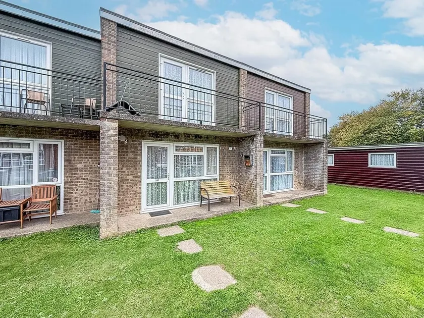 Great 3 Bed Chalet To Hire In Hemsby, Ideal For A Seaside Break! Ref 18201B - Image 1
