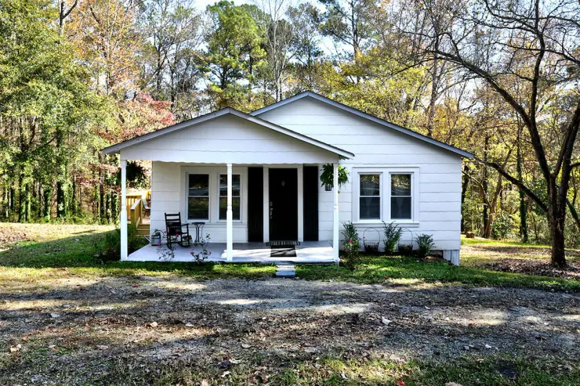 Charming Country Cottage Retreat -  Walking distance to Downtown - Image 1