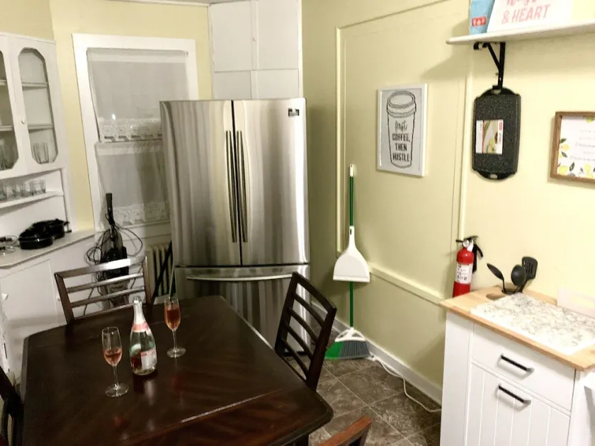 Cozy 1 bedroom apartment  can sleep 4  queen size bed couch in living room  - Image 1