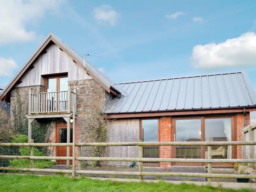 2 bedroom accommodation in Great Torrington - Image 1
