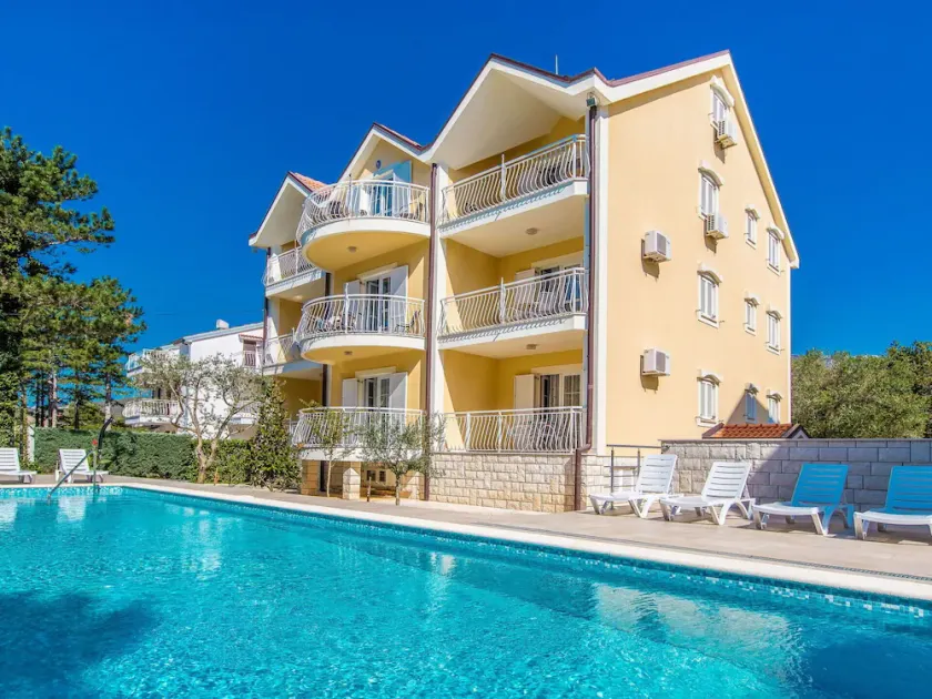 Smuk lejlighed for 4 personer med klimaanlæg, pool, WIFI, TV og gårdhave - Image 1