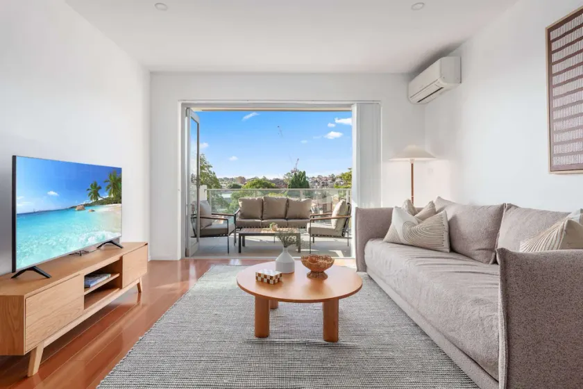 Bright 2-Bed Apartment with Balcony & Garage - Image 1