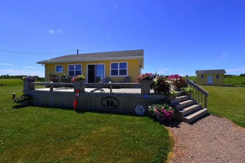 A cozy rustic cottage with a short walk to a fantastic beach in Seaview, PEI - Image 1