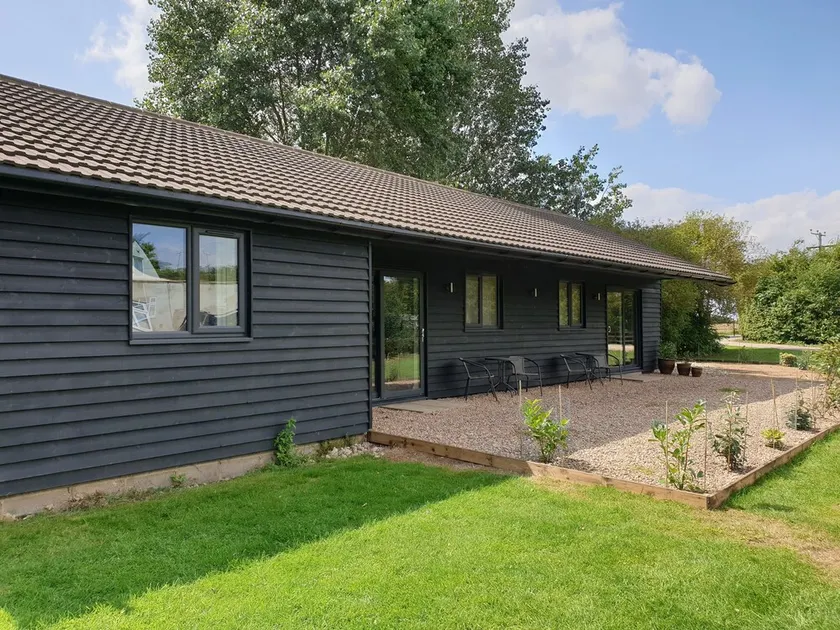 Swallows Nest, Cottage, Fishing Lakes Nr Cleethorpes, Adults Only Pet Friendly - Image 1