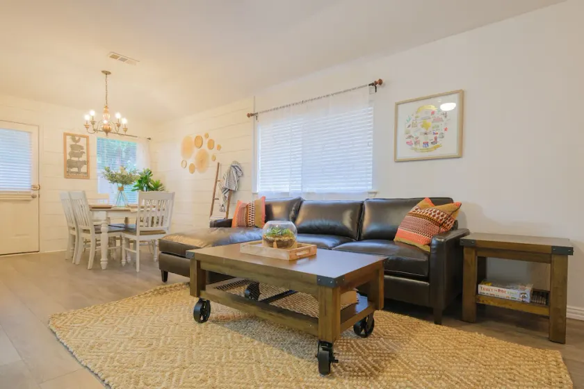 The Blue Door Farmhouse at the Heart of Irving and minutes to Dallas Downtown - Image 1