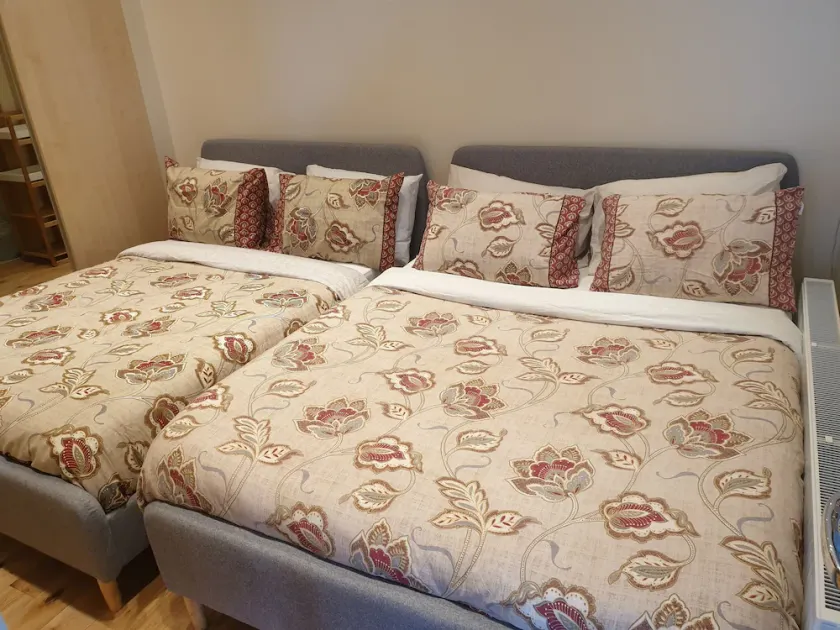 London Luxury 3 bedroom 2 bathrooms flat 1 min to Redbridge Station FREE parking & WIFI - Image 1