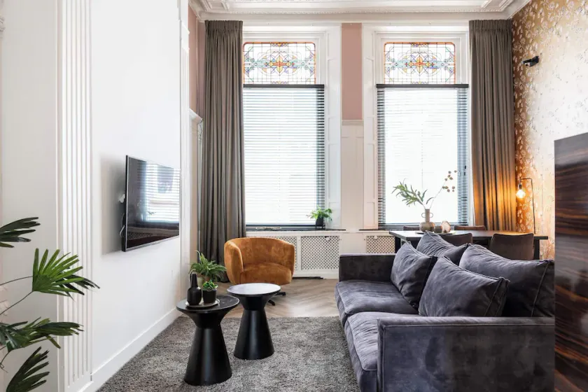 Este apartamento no rés do chão tem 65 m2 de espaço com um piso em espinha. - Image 1