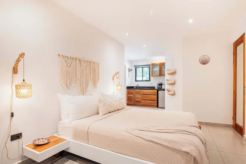 Location, location. Studio APT #1 is walking distance to shops, gym, surf and yo - Image 1