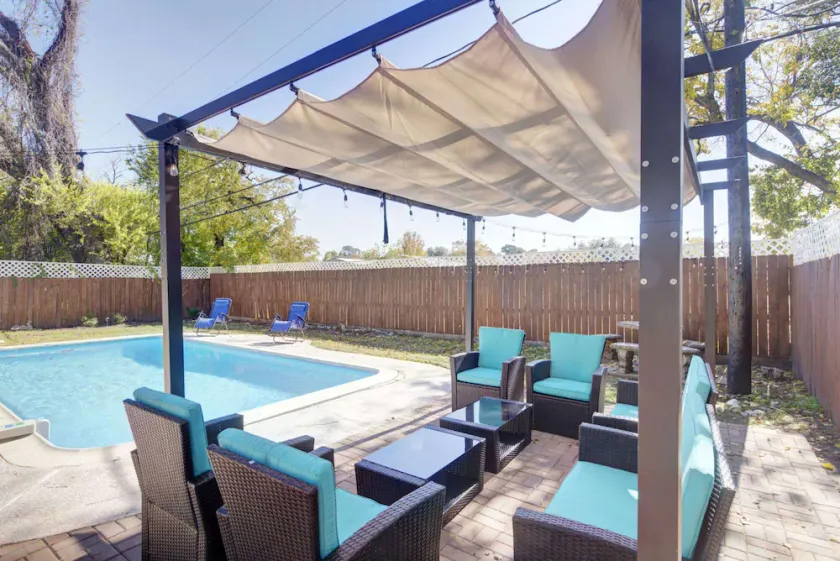Good Vibes 4 Bedroom with a Pool. Central Location - Image 1