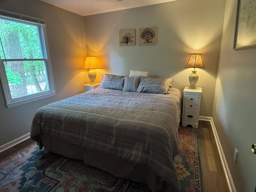 Hidden Gem 10 mins to Downtown or Wrightsville Beach. Brand New King Sized Bed - Image 1