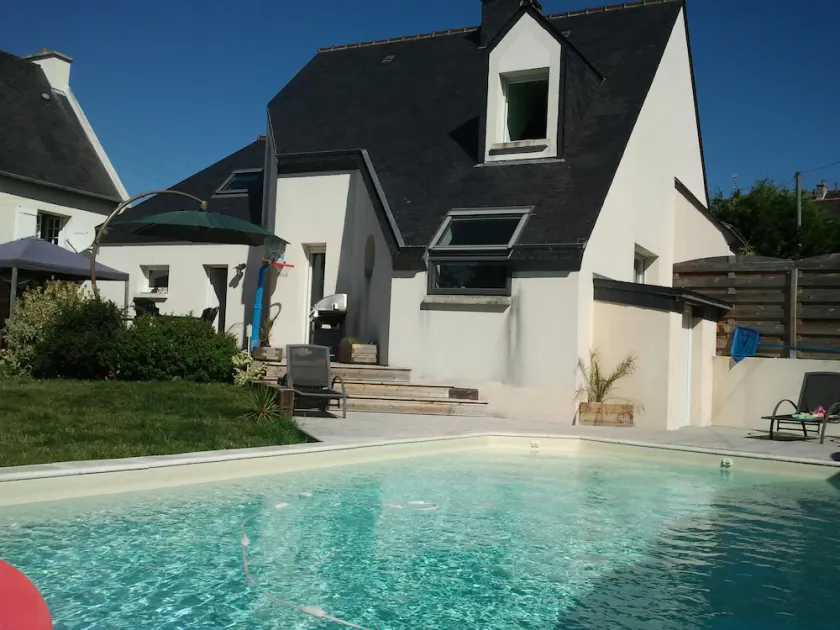 Strandhus med opvarmet pool, strande og butikker til fods. - Image 1