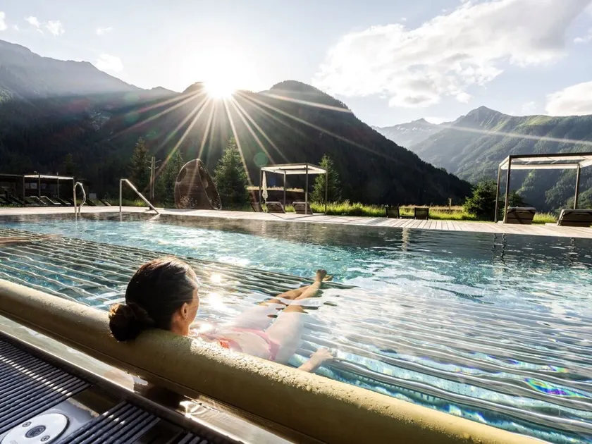 Holiday apartment with pool - Image 1