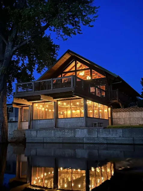 Beautiful riverfront log cabin home in Prairie du Chien - Image 1
