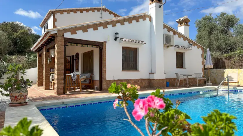 Spacious Detached Villa With Private Floodlit Pool - Image 1