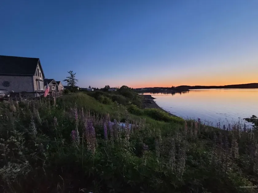 World's highest tides! Pet-friendly, bayfront cottage with a large fenced yard. - Image 1