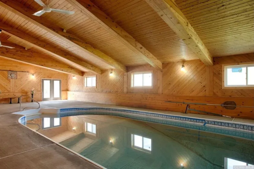 Serene Cozy Vacation House with indoor heating pool - Image 1