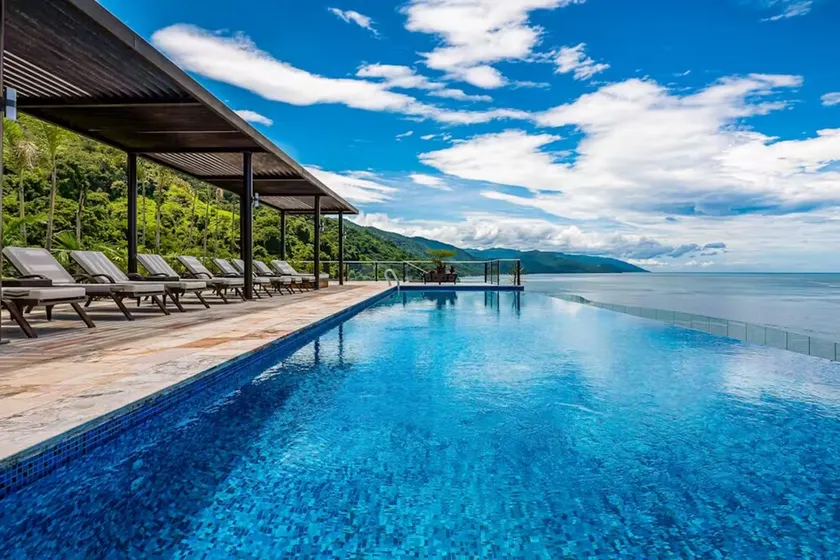 Lavish seaside escape with oceanfront views, amazing pool & pool spa - Image 1