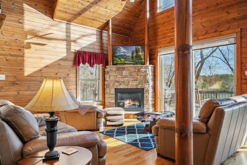 Serenity Lodge on Keowee with Boat Slip access - Image 1