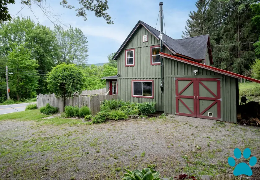 Minutes to Canandaigua Lake Boat Launch, Fireplace, Large Yard, Hiking - Image 1