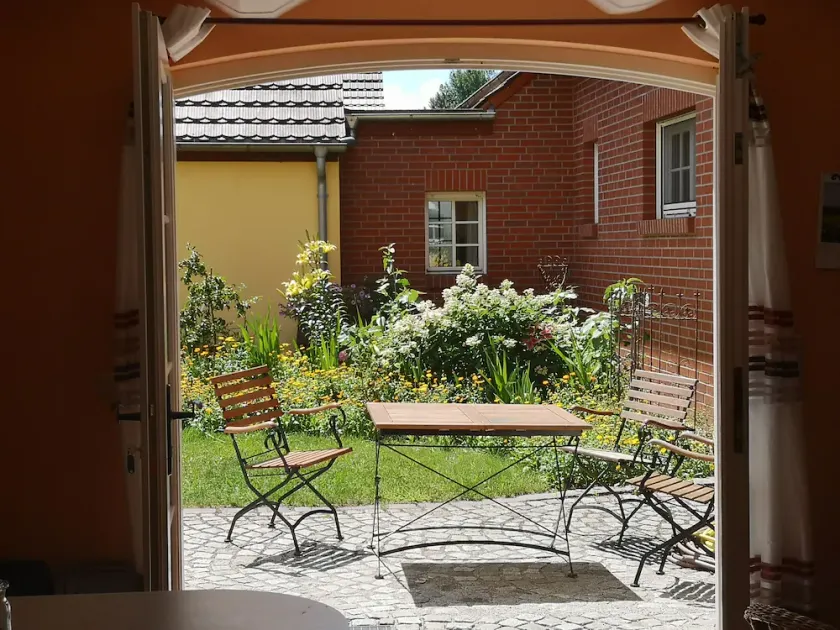 Apartamento vacacional con jardín, barbacoa y terraza | Vistas al jardín - Image 1